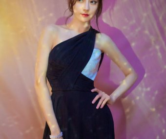 热巴穿高开叉礼裙走活动,微撩裙子却被淤青抢镜