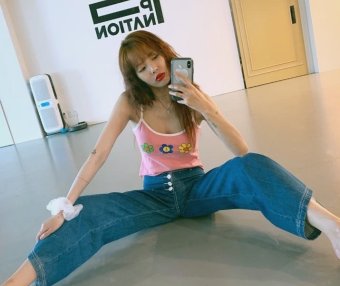 金泫雅连小女孩的衣服也要穿?这次的分享私服太赞了