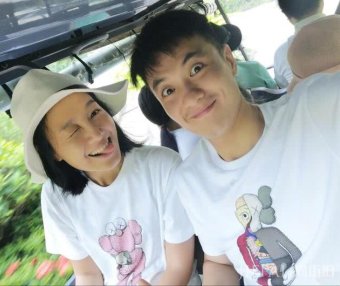 朱丹携周一围同框秀恩爱，身着情侣装爱意绵绵，越来越有夫妻相