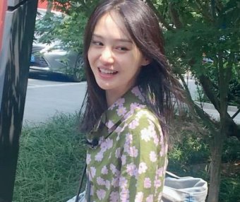 郑爽印花衬衫配短裙甜美又清新，生图太好看了吧