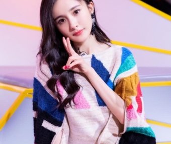 杨幂彩虹毛衣搭配亮片半裙唯美娇艳,再次成为全场焦点!