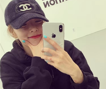 金泫雅卫衣配短裤秀美腿，妆容清新，重回颜值巅峰