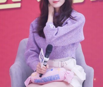 迪丽热巴穿热裤秀腿走活动,坐下用枕头遮挡