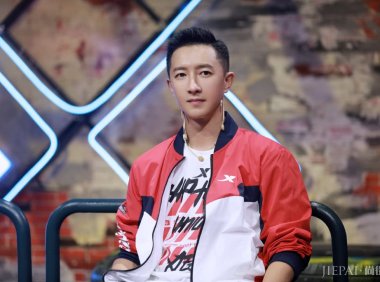 男生短发像韩庚这样处理，梳斜偏分再做个刀疤头更帅气！