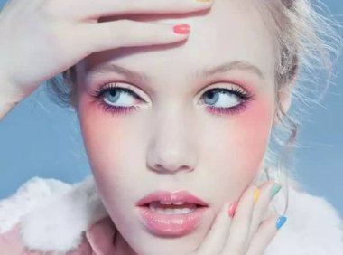 怎样擦粉底才能一整天不脱妆？