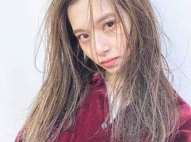 日本女生都爱上这个趋势,头发跟着这样染看起来就像自带闪光