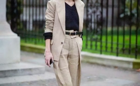 土味凉鞋还可以这样穿？今年夏天爆火的懒人单品给你舒适感