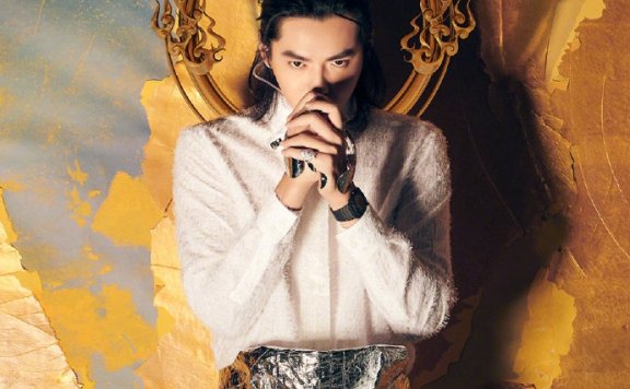 吴亦凡杂志内页写真 红色长袍搭配机械手臂极具科技感