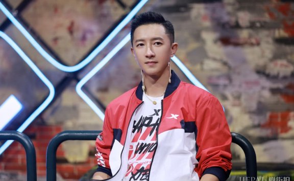 男生短发像韩庚这样处理，梳斜偏分再做个刀疤头更帅气！