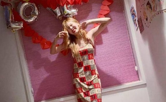 金泫雅晒庆生照开心得像孩子，与金晓钟上演花式比心被调侃像父女