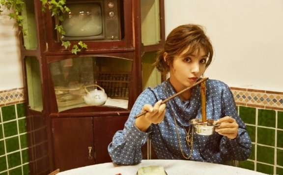 文艺算盘少女麦迪娜养眼人妻属性个人写真图片