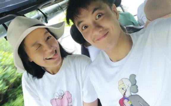 朱丹携周一围同框秀恩爱,身着情侣装爱意绵绵,越来越有夫妻相