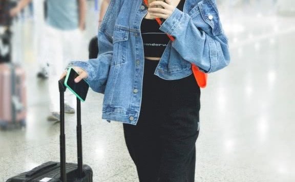 王梓薇机场街拍 牛仔搭配运动裤潮翻了