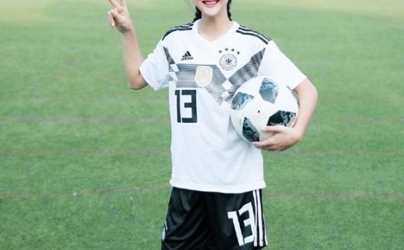 森碟越来越美！蓝色上衣配百褶裙清新亮眼，长腿好抢镜