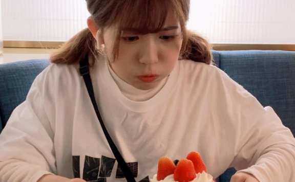 赖美云梳低扎双马尾搭戴兔儿帽,小个子太可爱了