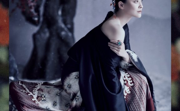 梅婷古典风格登封面，刺绣汉服演绎完美意境