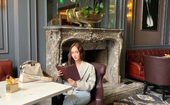 郑秀妍短装搭配牛仔裤，轻松穿出170cm模样