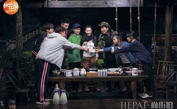 《向往的生活》彭昱畅收礼物被黄磊何炅“整蛊” 本周起连续两周周五周六加餐