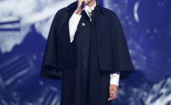 小眼男神张若昀，西装休闲装可以很正经也能很俏皮