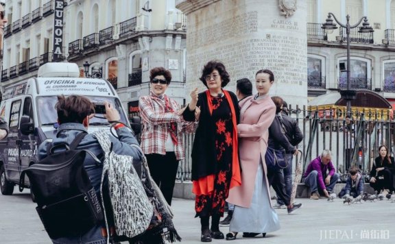 杨烁携妈妈团欢乐出游,毛毛妈复古卷潮范,袁妈旗袍配粉衣气质佳