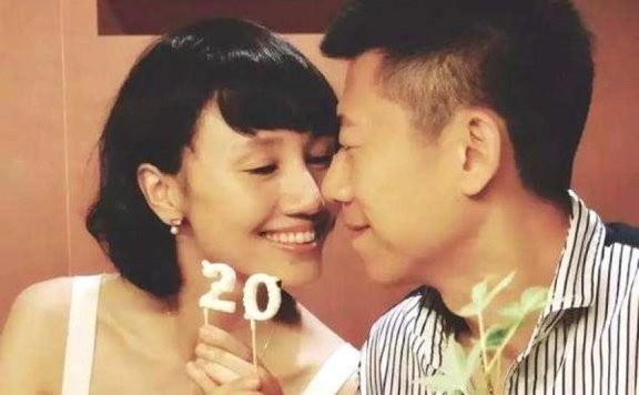 袁泉低调现身女儿运动会,9岁夏哈哈长高了大长腿太抢镜