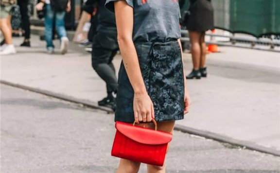 T恤配短裙，小个子女生也能穿的简约又大方