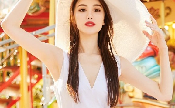 刘翔前妻葛天一袭白裙配红唇长发惊艳又清新,太美丽