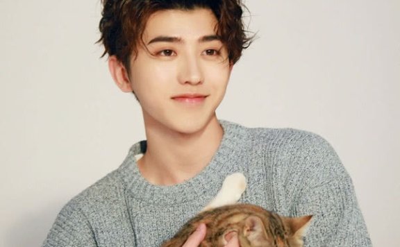 蔡徐坤近期接受采访大变脸:下巴变尖脸变窄,翻版刘梓晨?