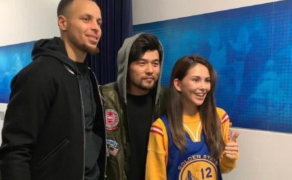 周杰伦昆凌夫妇现身勇士主场看总决赛,昆凌再见萌神库里很开心