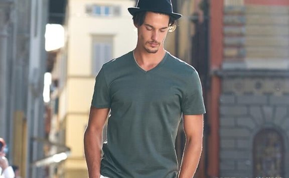 中年男士穿衣选对T恤很重要，这样穿成熟又有魅力