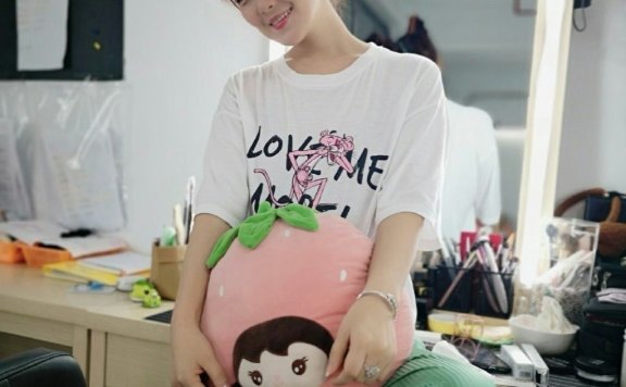 斯琴高丽晒旗袍照,身材凹凸妙曼,古典美气息浓厚?