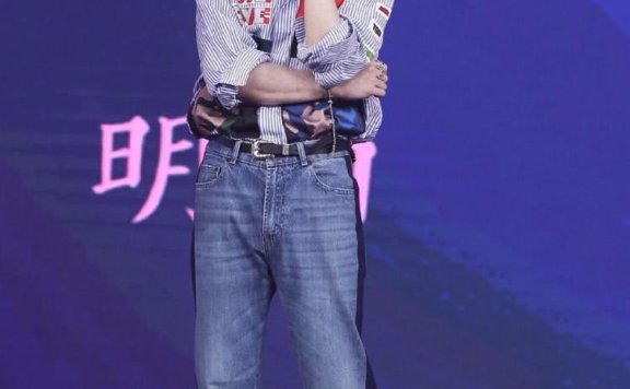 华晨宇穿一身潮装,搭配日系烫头,越来越帅气