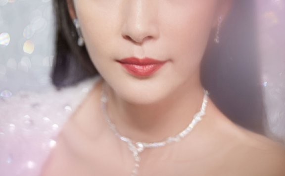 李冰冰纯白闪耀写真 一身利落的白色抹胸连体裤极具质感