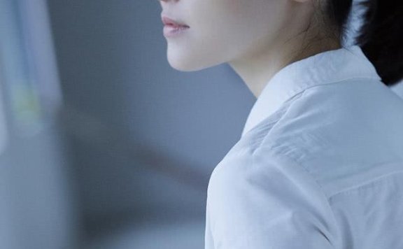 杨子姗一身白衬衫回校园时代，换上西装之后马上变正式