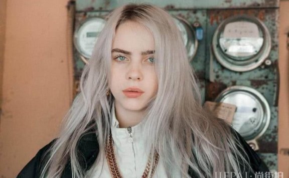 穿男鞋,摆丧脸,怪奇少女碧梨登杂志秀高级感