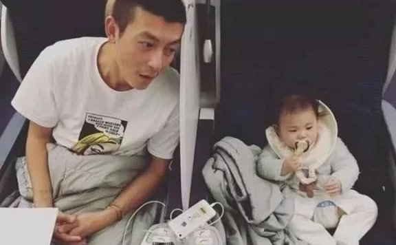 陈冠希带女儿过六一,周杰伦秒点赞