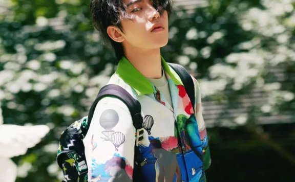 蔡徐坤问:“今天你花衬衫了吗?”