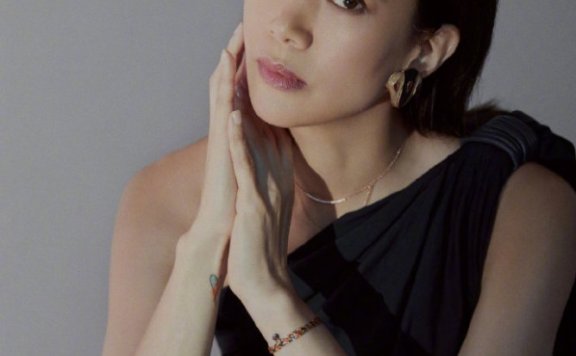 袁咏仪穿西装套装比男生还帅气!碎发丸子头有点凌乱美