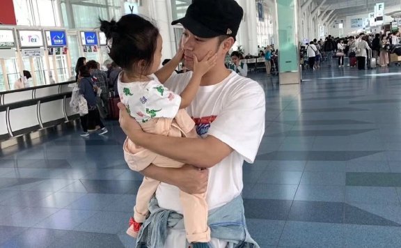 陈赫晒与女儿温馨合照,安安嘱咐爸爸好好吃饭不要打嗝笑翻网友