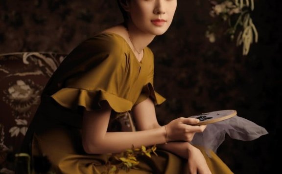 马伊琍穿“芭蕉裙”花房刺绣,瞬间美回紫薇