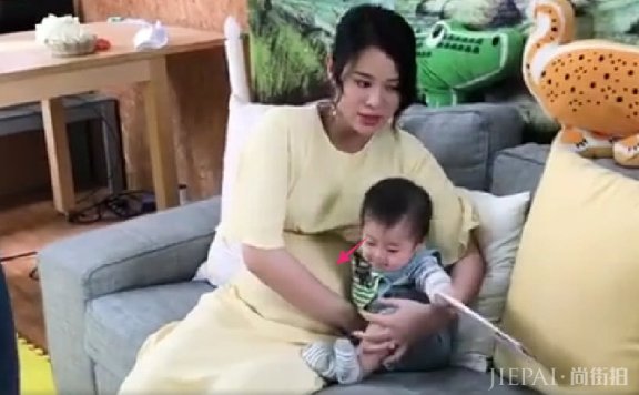 胡杏儿晒孕期工作现场,穿孕妇裙巨肚明显,与5个小孩拍摄累又甜