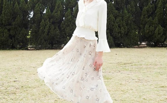 小白鞋搭配碎花和喇叭裤真的很帅气，显高还有女人味