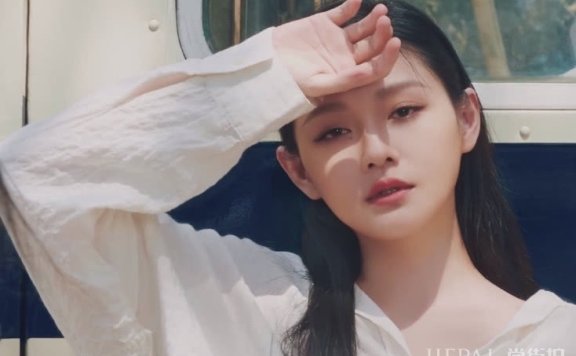 汪小菲端午节与女儿现身机场,5岁玥儿扎麻花辫穿小裙超淑女