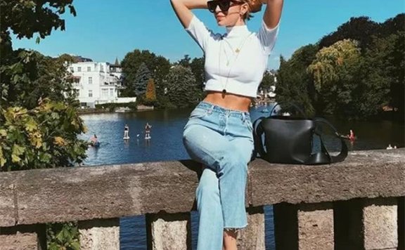 牛仔裤搭配小白鞋，简约又时尚