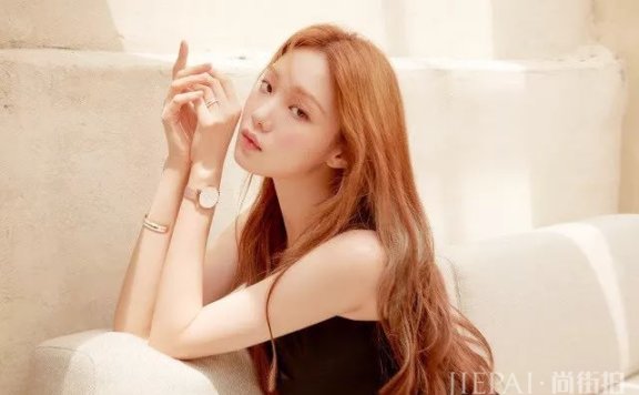 李圣经自带美瞳越来越迷人!登时尚杂志封面满屏幕知性美