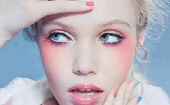 怎样擦粉底才能一整天不脱妆？