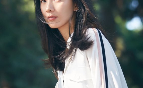 朱颜曼滋穿白色衬衫搭配阔腿裤清新灵动,给人初恋般的感觉