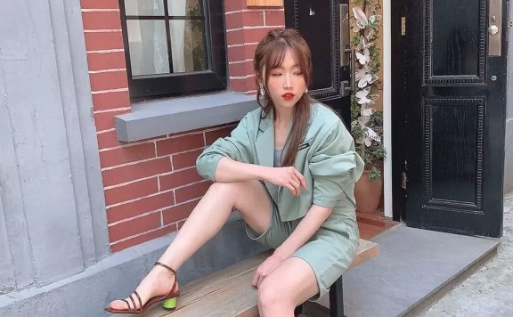 今年最火的细带凉鞋，怎么搭最好看都帮你们看好了