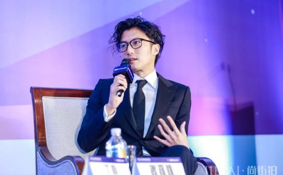 谢霆锋做成小卷毛又戴眼镜,打扮的帅气又年轻