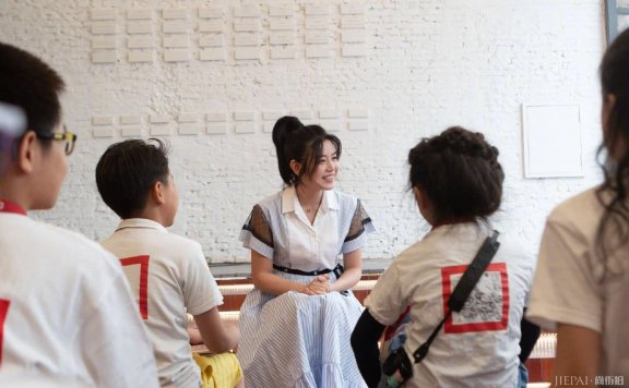 陈妍希衬衫裙搭配高马尾,30多岁还那么清纯甜美